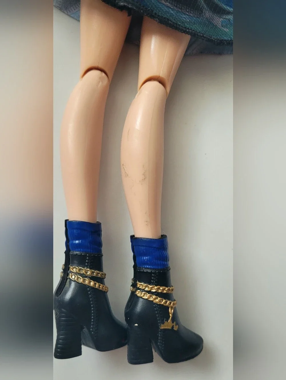 EVIE DESCENDANTS DOLL, BOOTS, DRESS - DISNEY, CHOKER NECKLACE